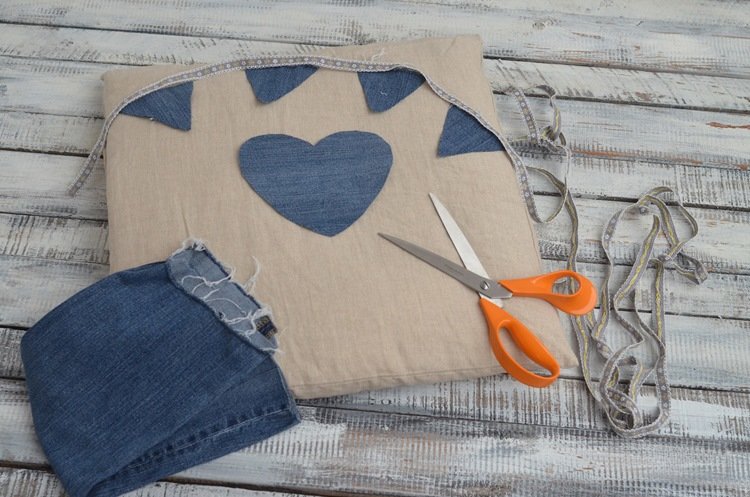 Stylowe dodatki stworzone z jeansu w stylu denim