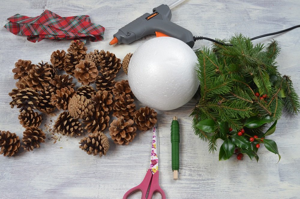 Materiały potrzebne do stworzenia świątecznego stroika