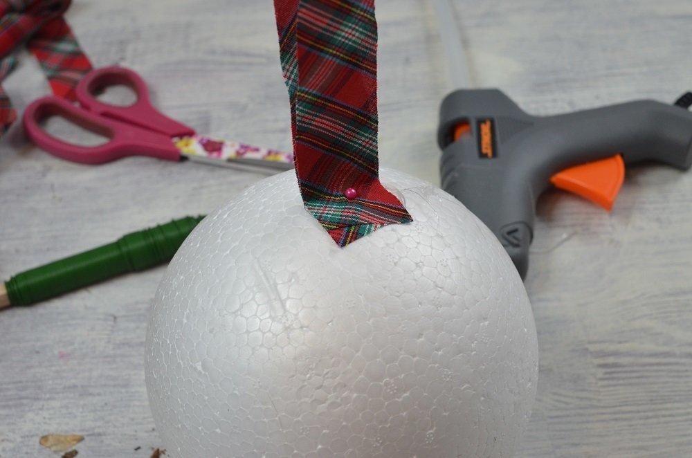 Mocowanie czubka stroika świątecznego z szyszek