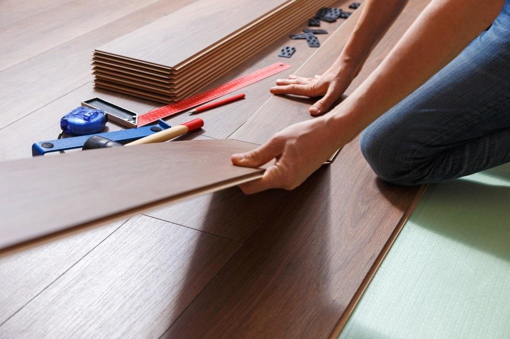 Łączenie paneli podłoga pływająca