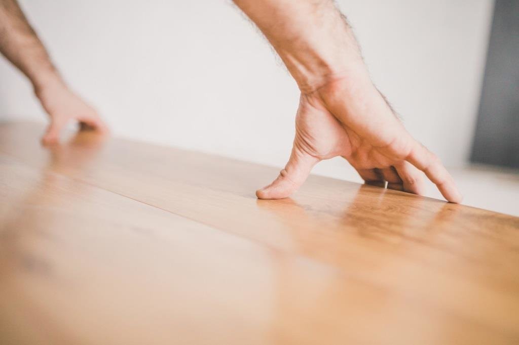 Jak prawidłowo ułożyć panele podłogowe?