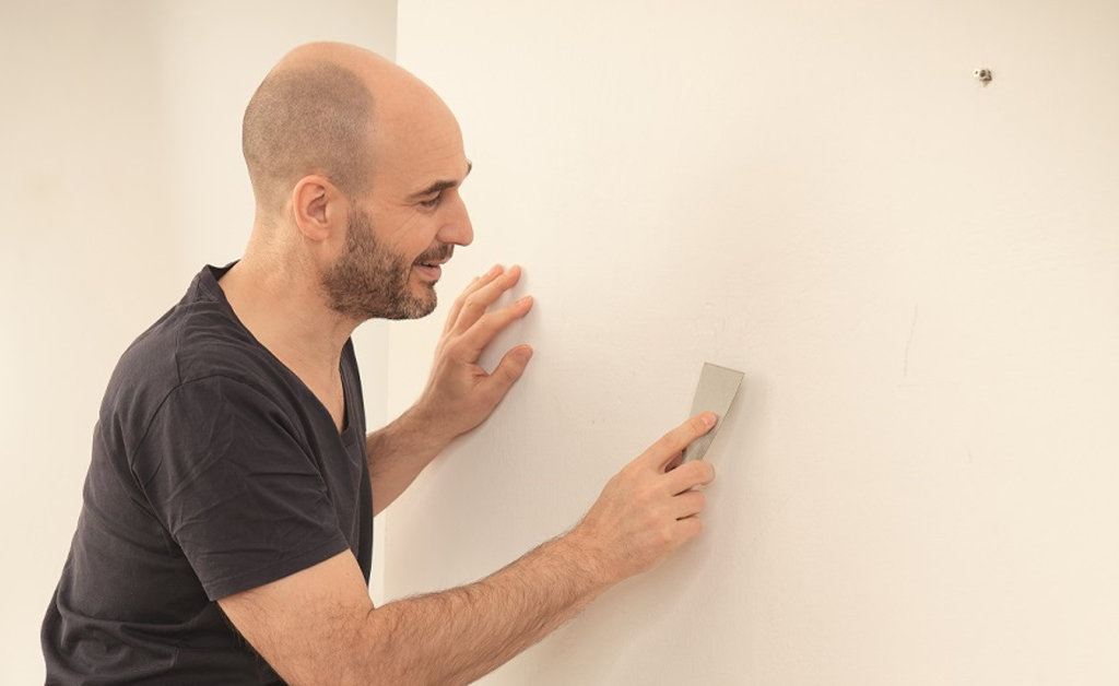 Usuwanie ubytków z elewacji domowym sposobem