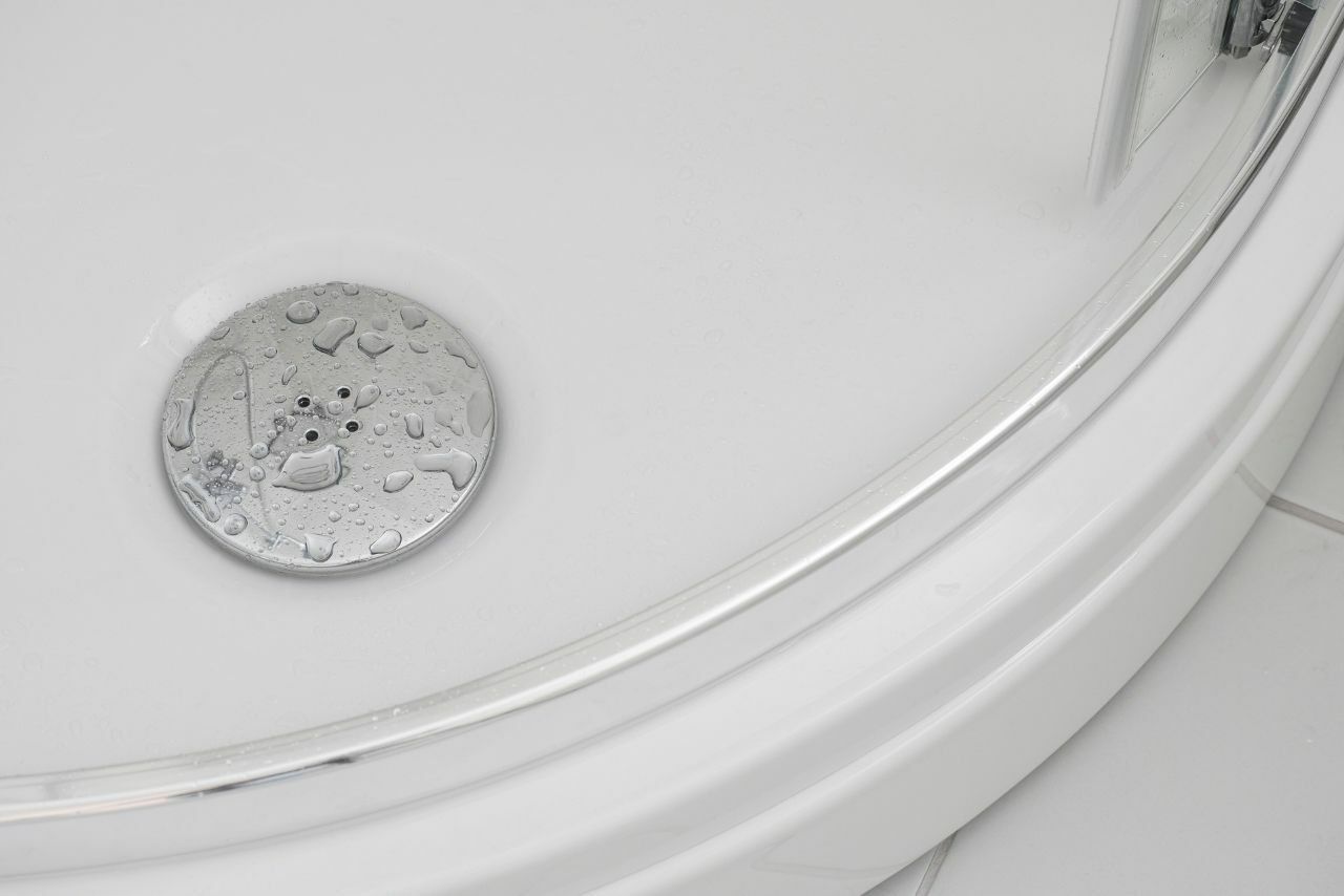 przeciekający prysznic – jak sobie z tym poradzić?