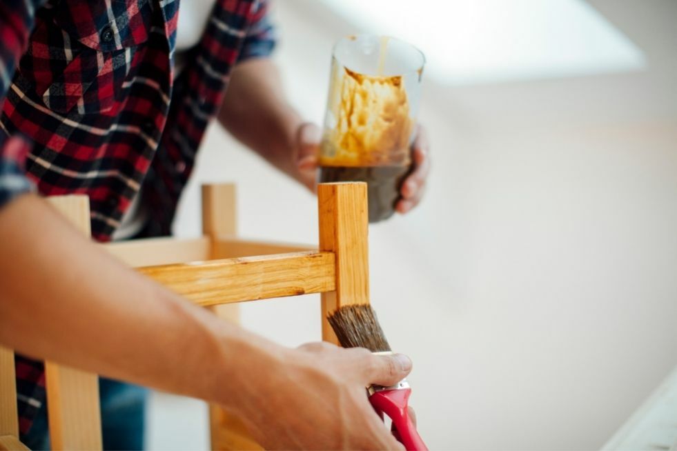 Jak pomalować stare krzesła?