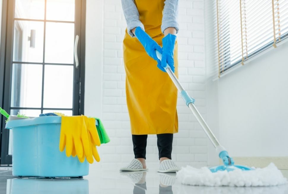 Mop z mikrofibry do sprzątania podłogi przed świętami