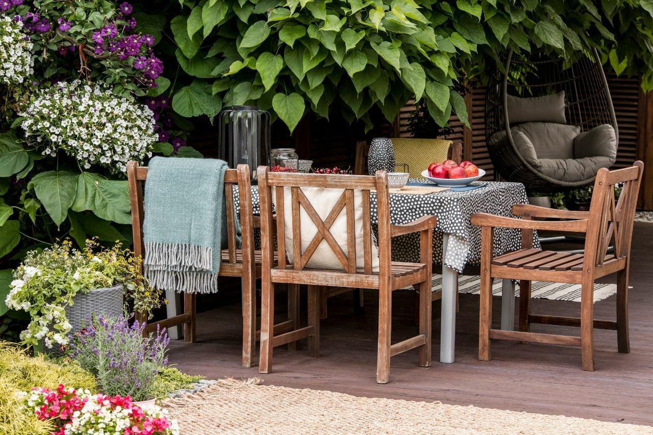 drewniane meble ogrodowe