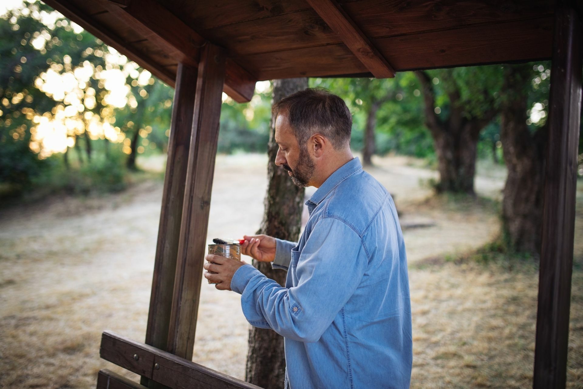 jak pomalować drewnianą altanę?