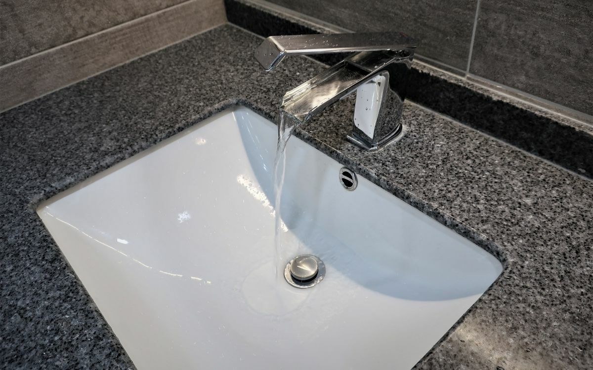 montaż baterii łazienkowej