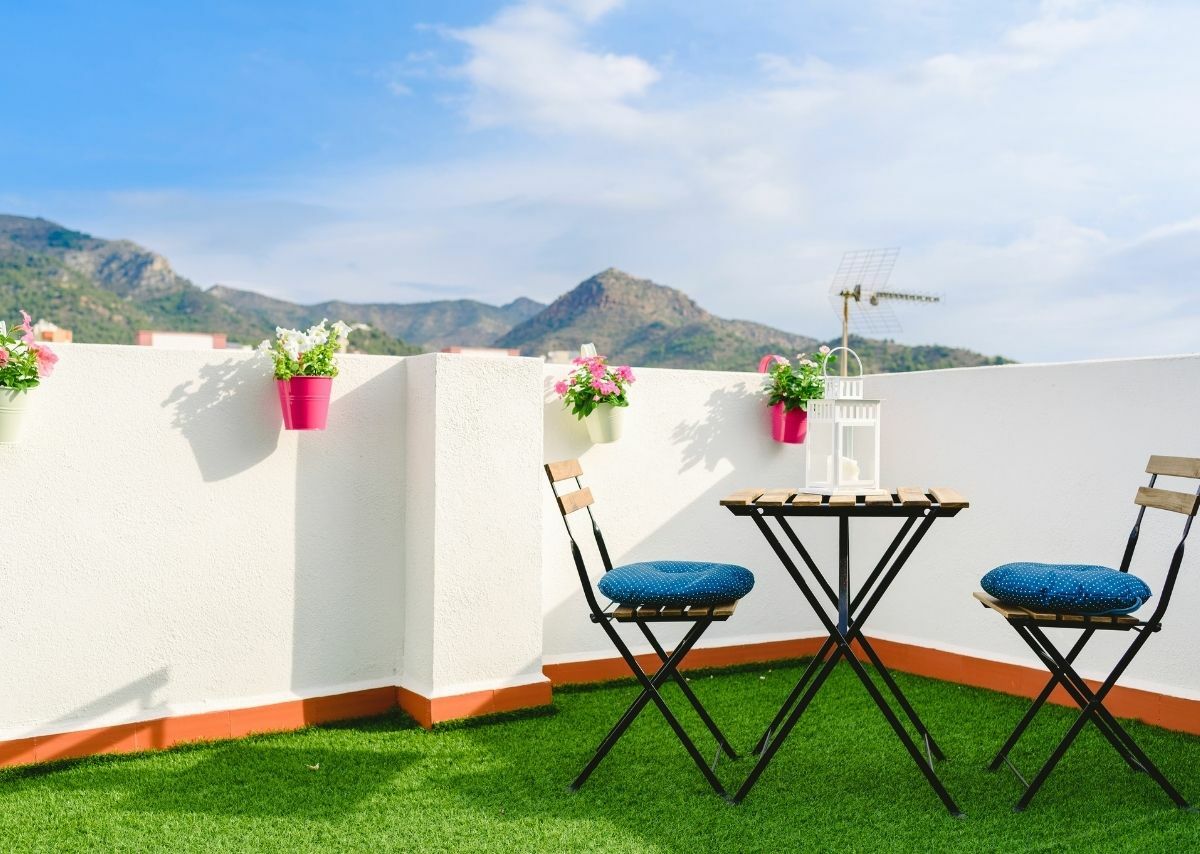 aranżacja balkonowa ze sztuczną trawą