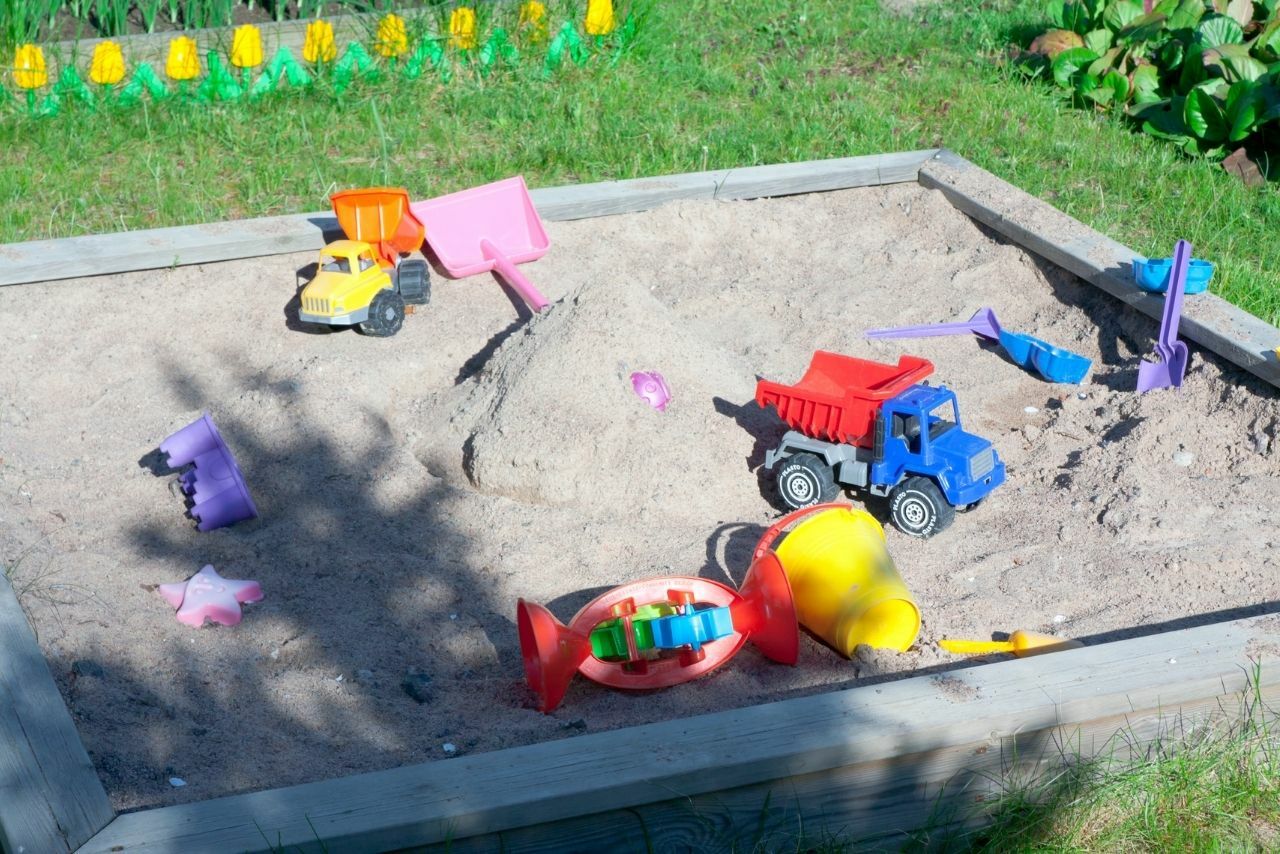 drewniana piaskownica dla dzieci
