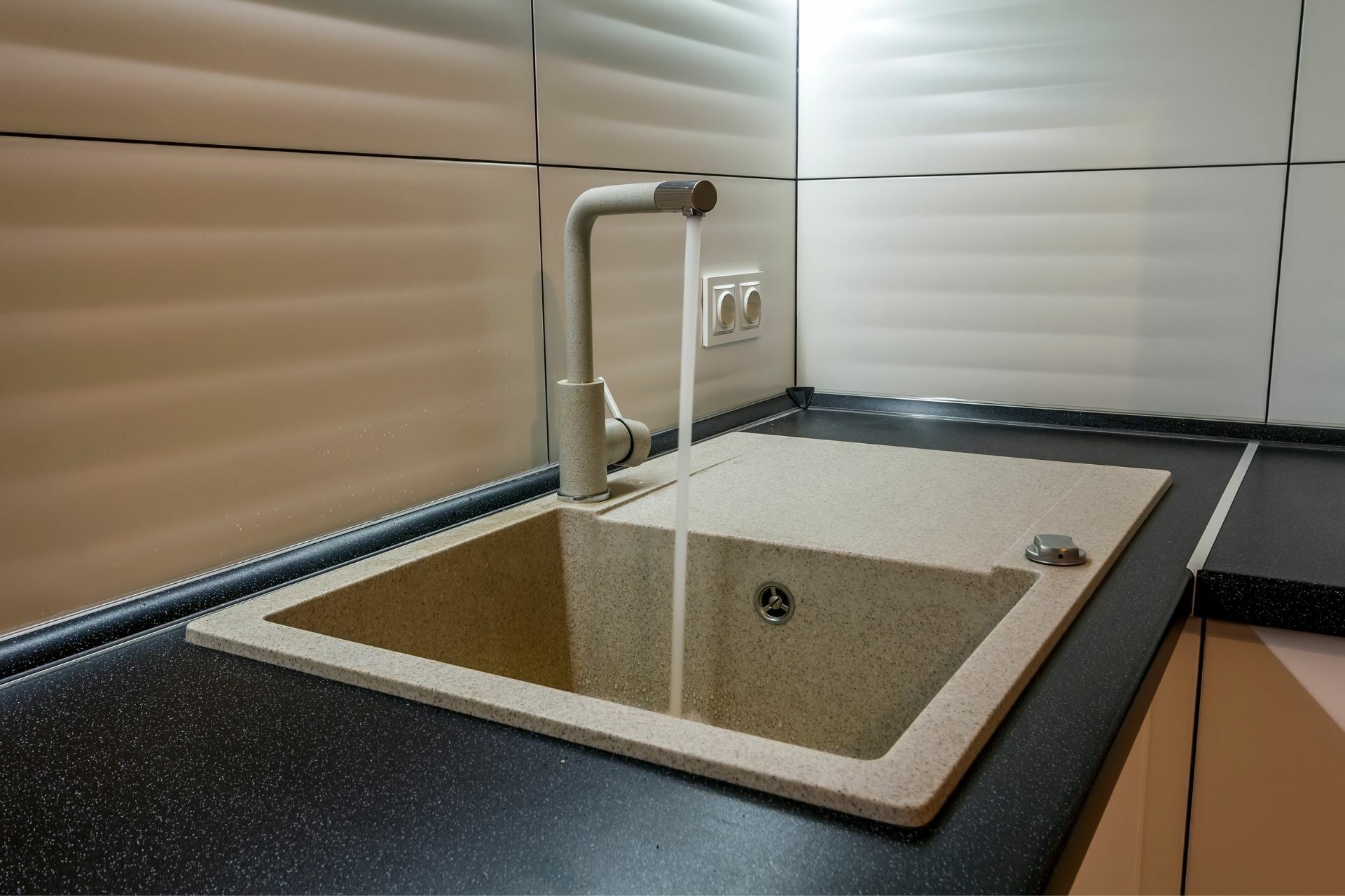 zlew granitowy w kuchni