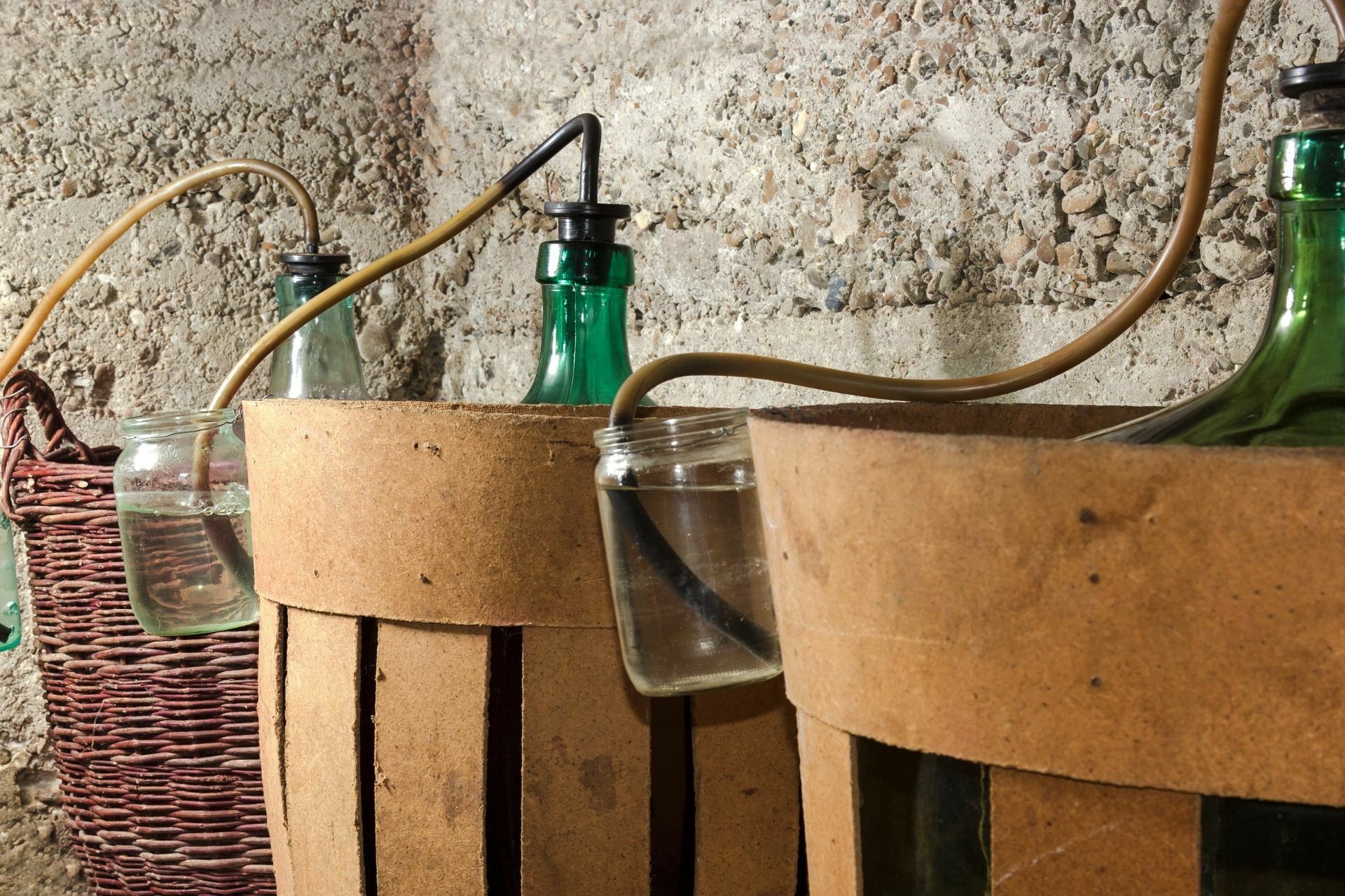 butla i beczka na wino z wężykiem do odciągania