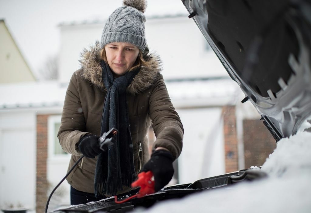 Ładowanie rozładowanego akumulatora zimą