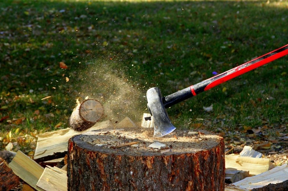 jak rąbać drewno siekierą