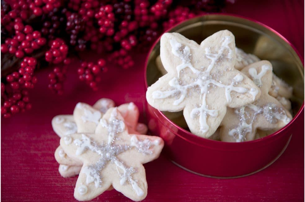 ciasteczka bożonarodzeniowe udekorowane lukrem w czerwonym pudełku