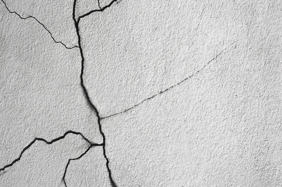 pęknięcie w ścianie betonowej