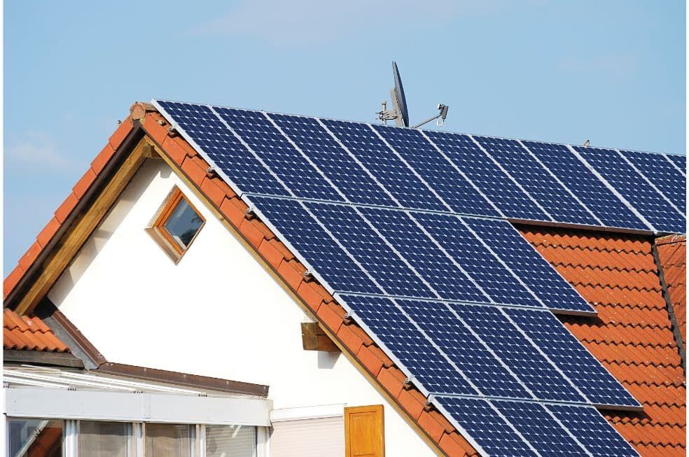 baterie fotowoltaiczne na dachu domu jednorodzinnego
