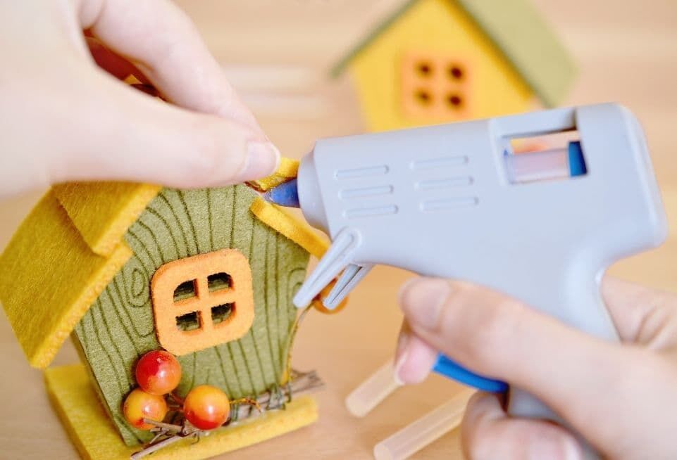 klej na gorąco klejenie dekoracji