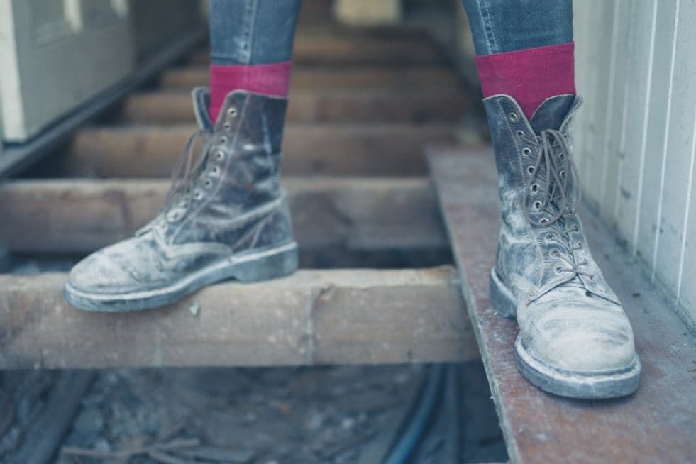 montaż podłogi na lewarach