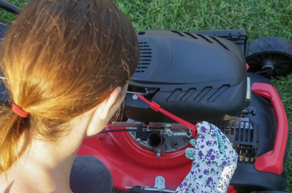 jak wymienić olej w kosiarce