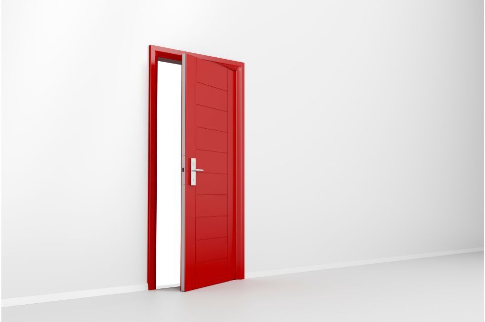 czerwone drzwi, otwarte, na białym tle
