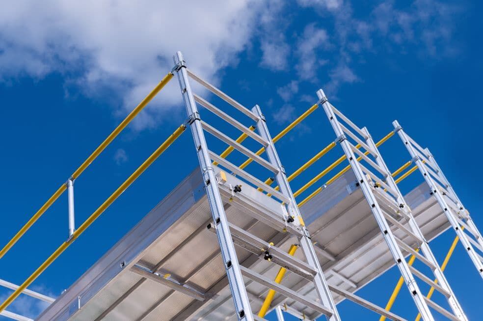 fragment rusztowania elewacyjnego