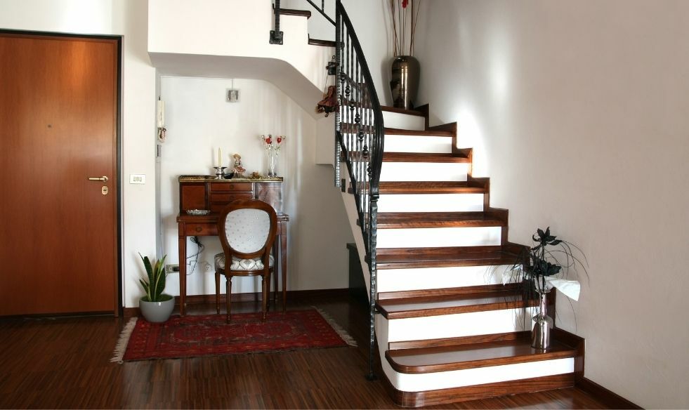 Schody wewnętrzne z paneli podłogowych – jak je zrobić?