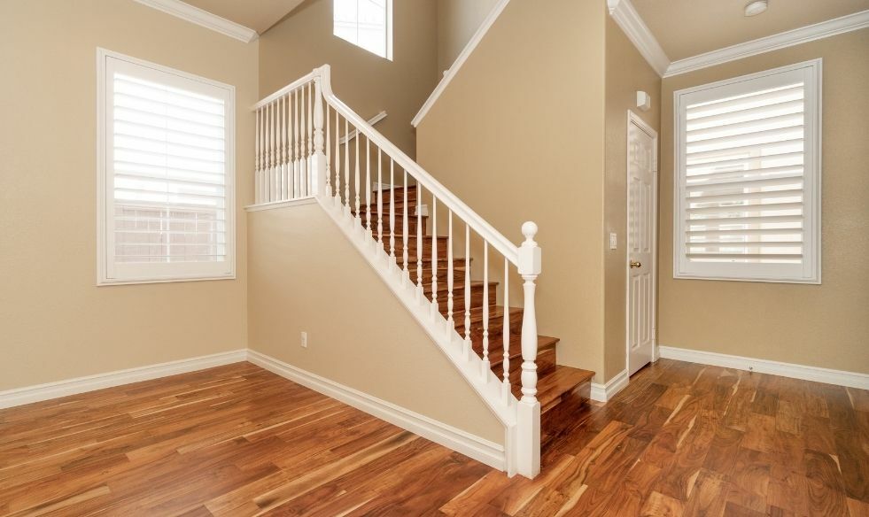 panele podłogowe na schodach