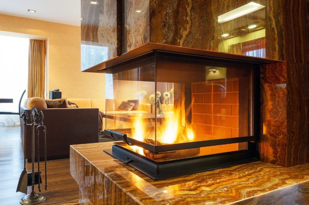 kominek narożny obłożony marmurem