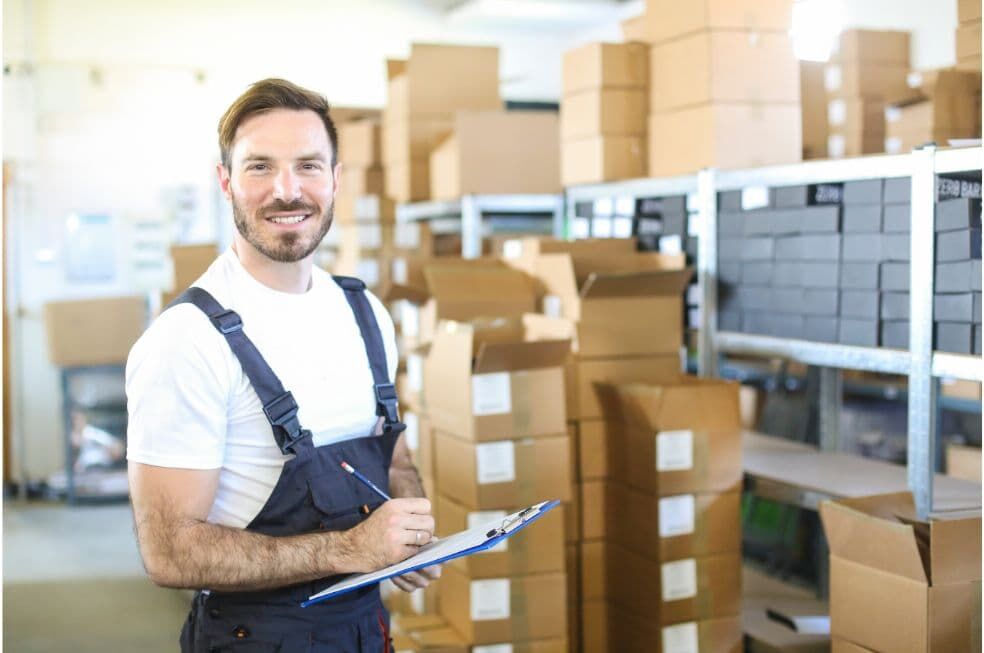 mężczyzna w magazynie