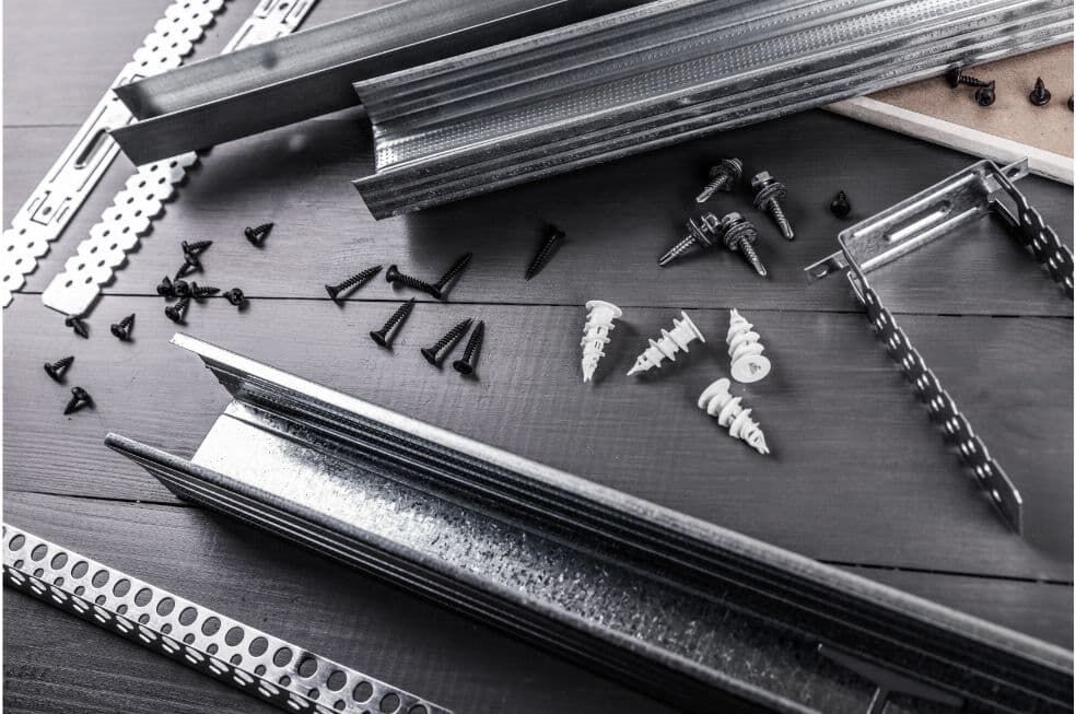 akcesoria i śruby do zamontowania ścianek działowych