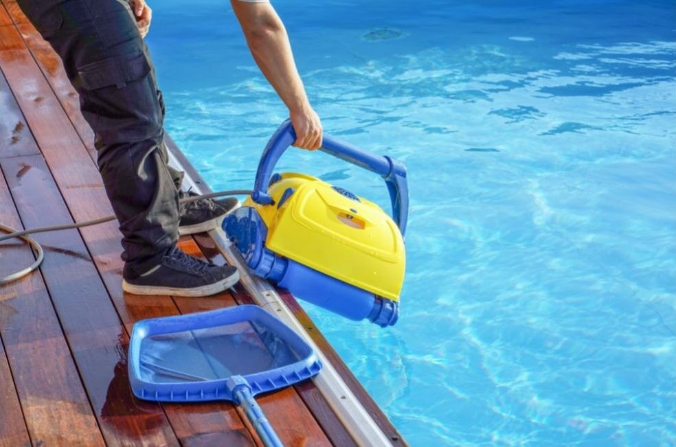 sprzątanie basenu za pomocą robota