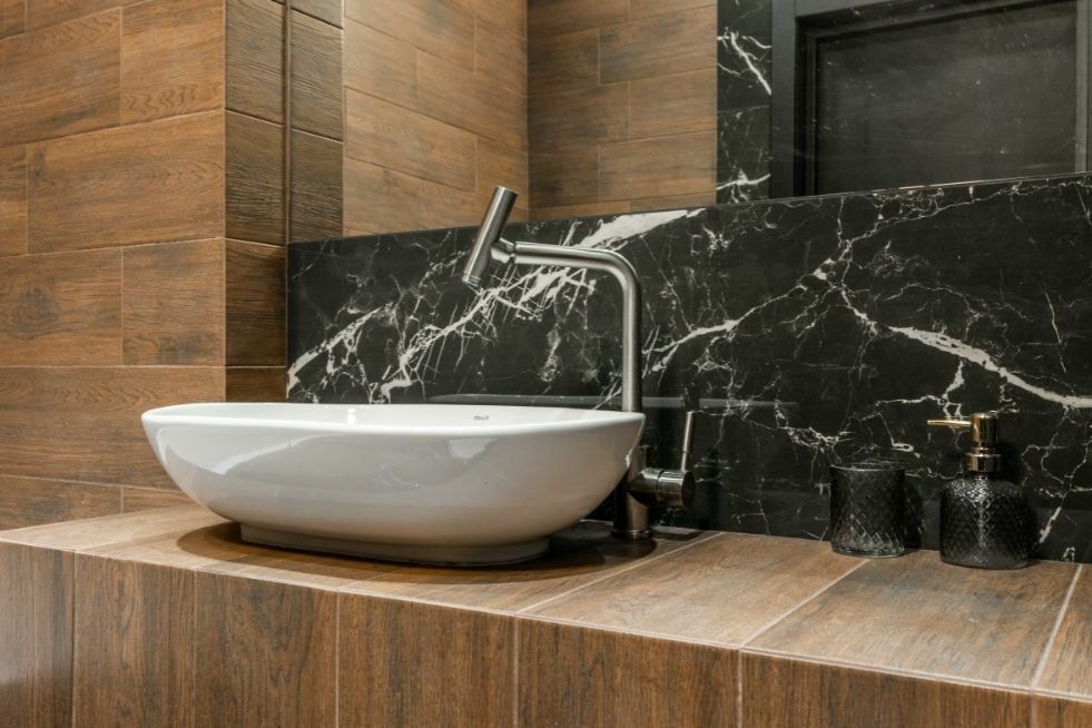 nablatowa czy wpuszczona w blat? Jaką umywalkę wybrać?