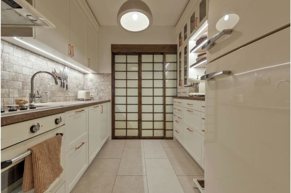 kuchnia japandi z białym drewnem i wykończeniem z kamienia