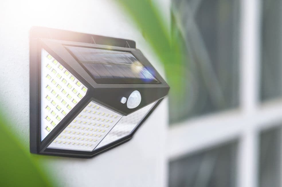 halogen z panelem słonecznym na ruch