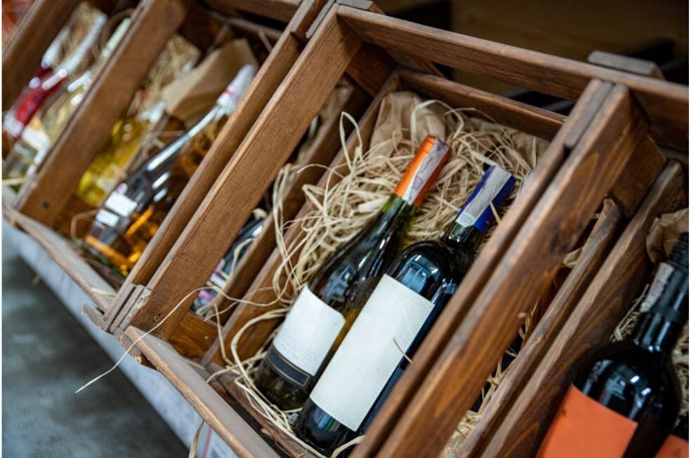 wina wyłożone w skrzynkach z drewna