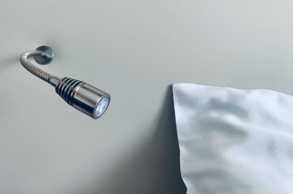Lampka LED przyczepiana do czytania koło łóżka