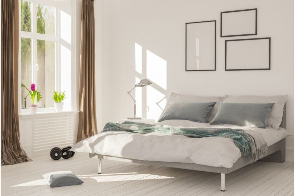 nowoczesna sypialnia z lampą stojącą na nakastliku