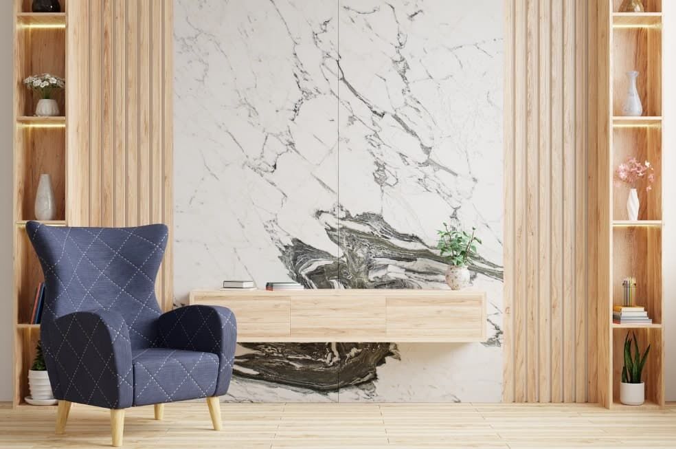 płytki imitujące marmur w salonie na ścianie