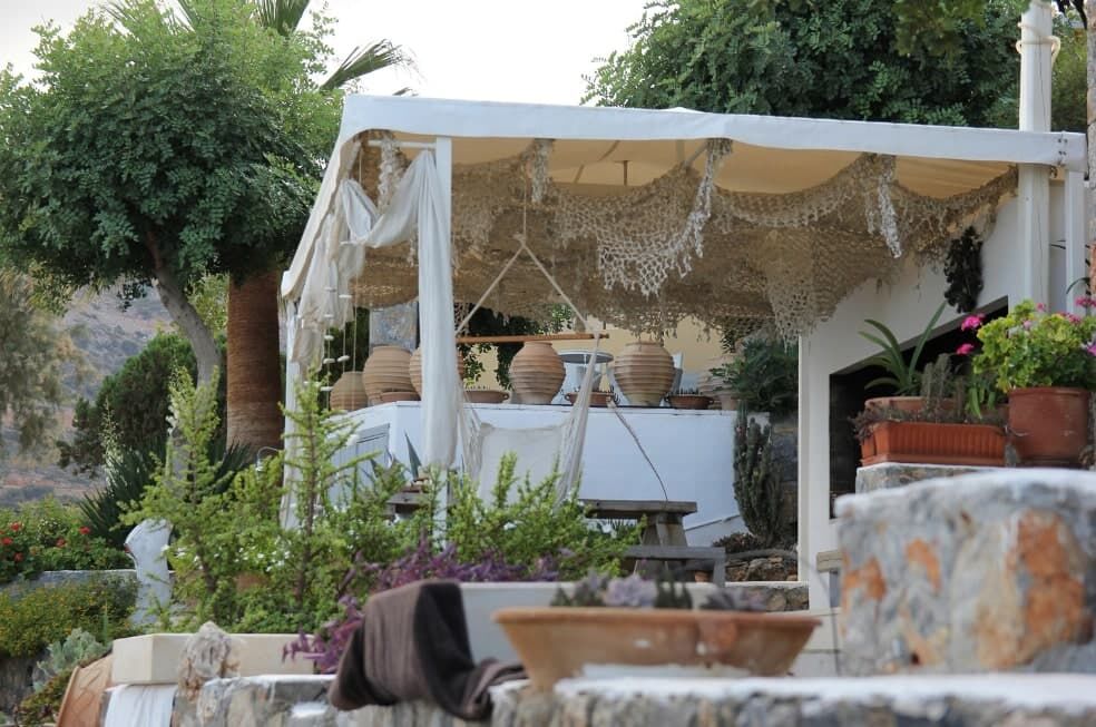 kwadratowy żagiel słoneczny na tarasie w stylu prowansalskim