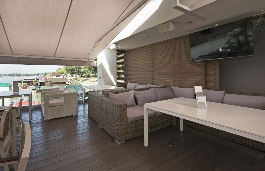 nowoczesny taras z zacienieniem z materiału