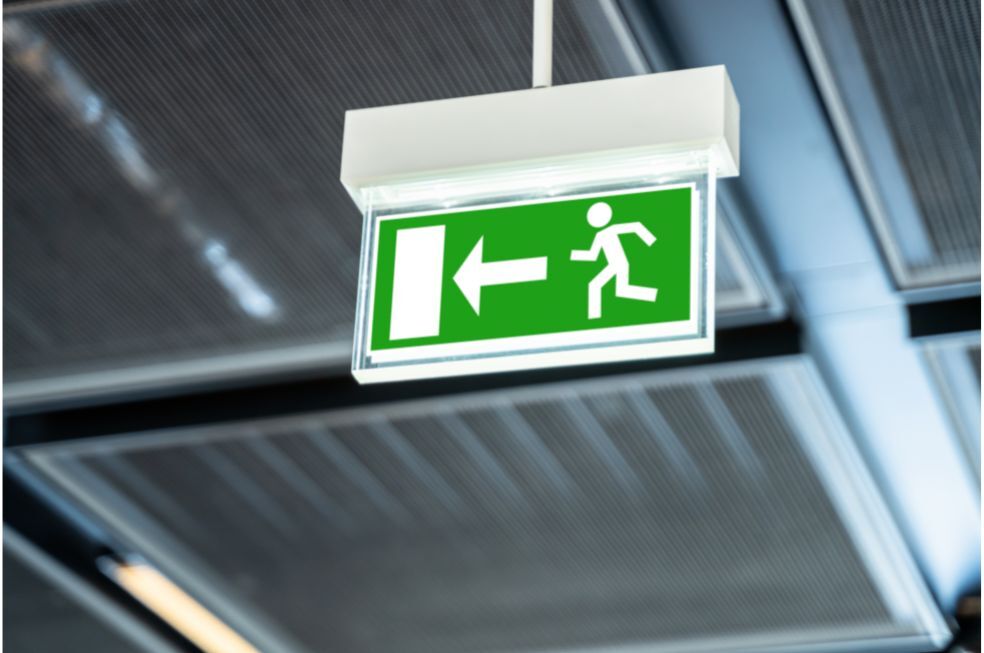 znak informujący o kierunku do wyjścia