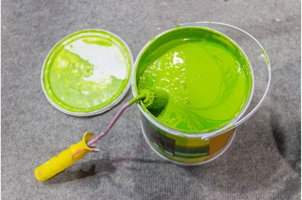 Zielona farba akrylowa do malowania ścian wewnętrznych