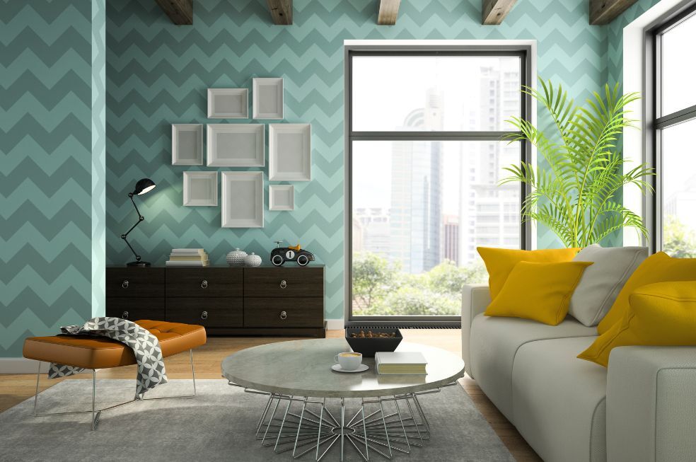 mały salon z tapetą w kolorach zieleni