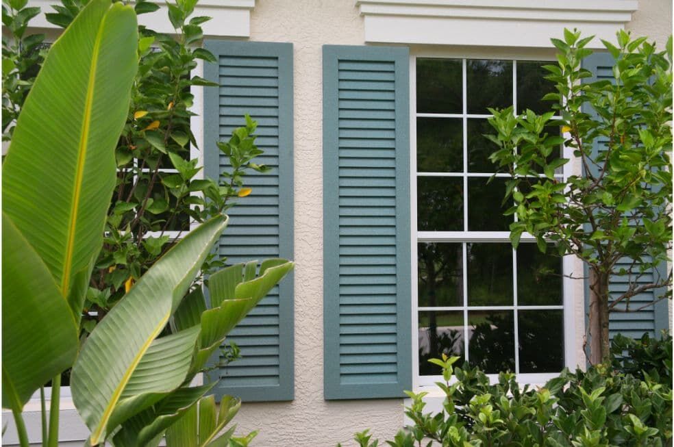 niebieskie okiennice zewnętrzne