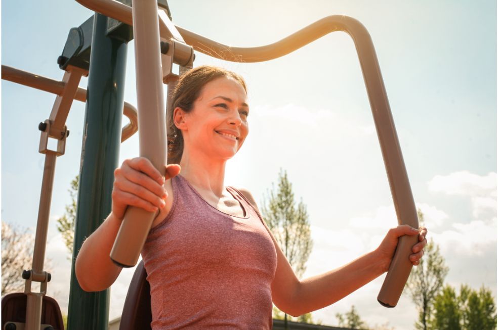 kobieta ćwicząca na siłowni na świeżym powietrzu