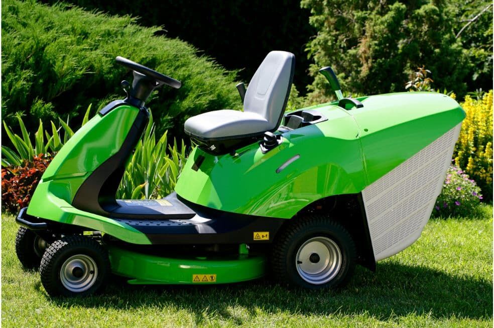 zielona kosiarka traktorek