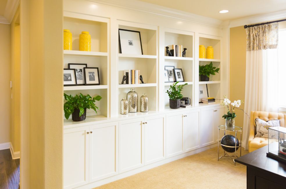 aranżacja półek we wnękach w salonie