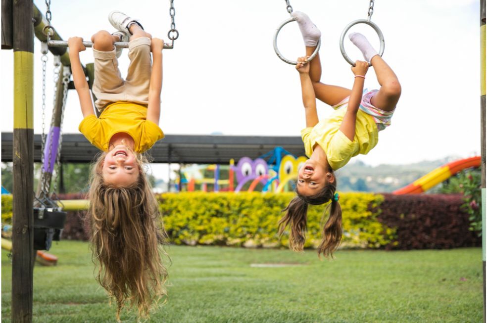 dzieci bawiące się na placu zabaw