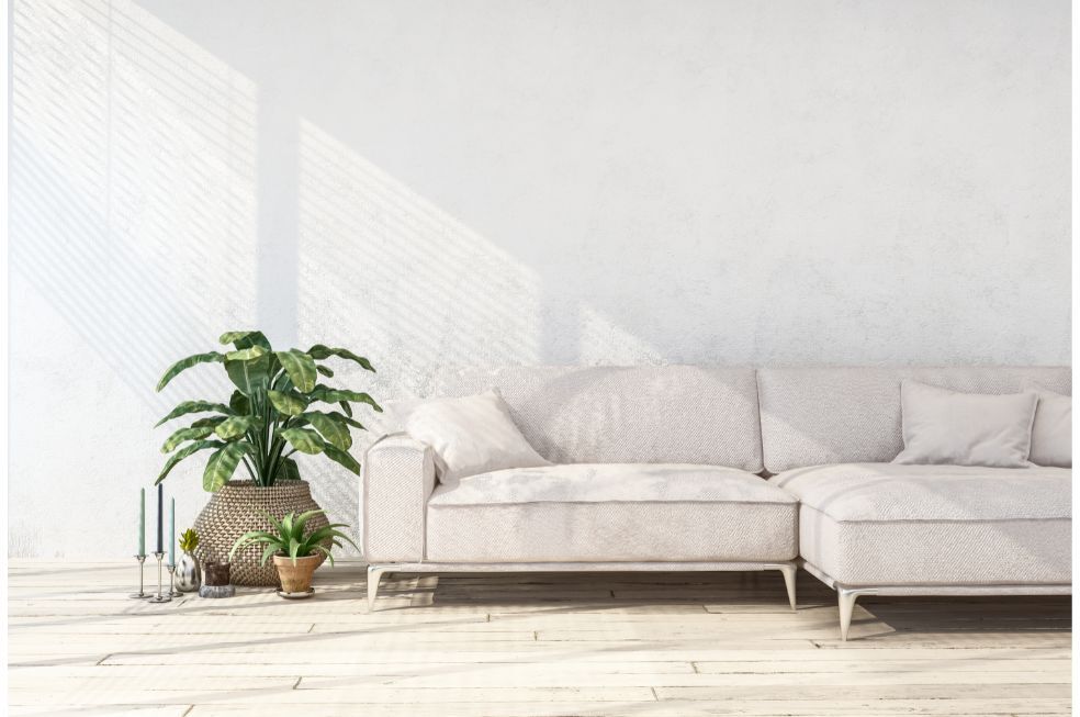 biała sofa na bielonych panelach